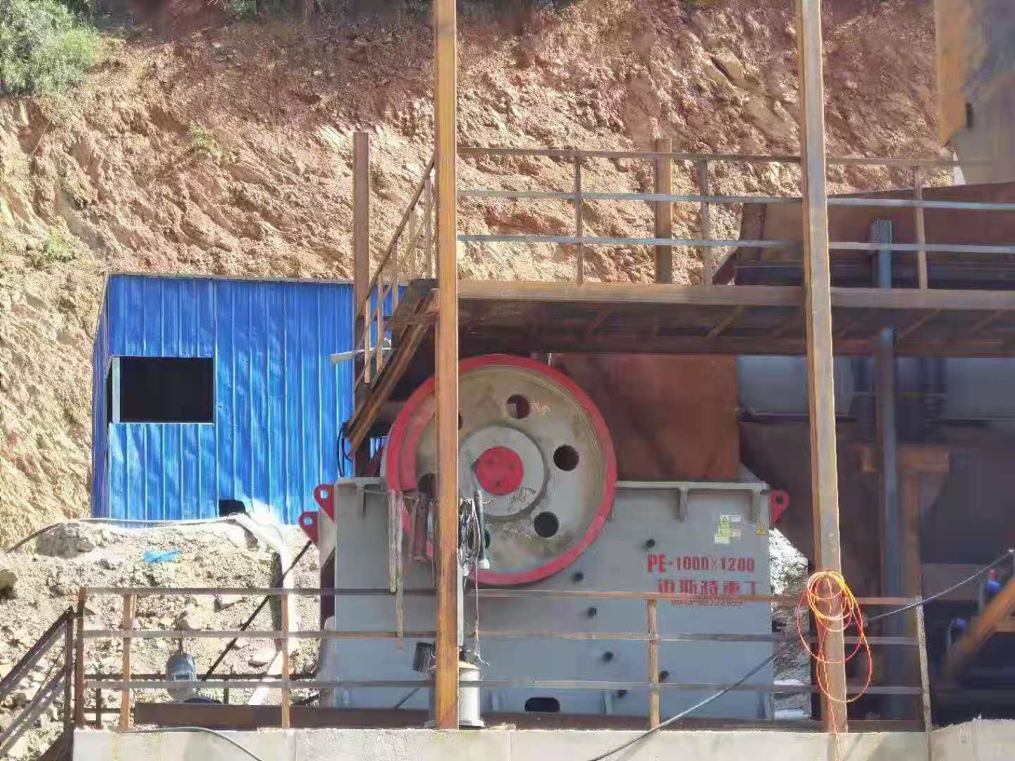 云南石林顎式破碎機(jī)客戶現(xiàn)場